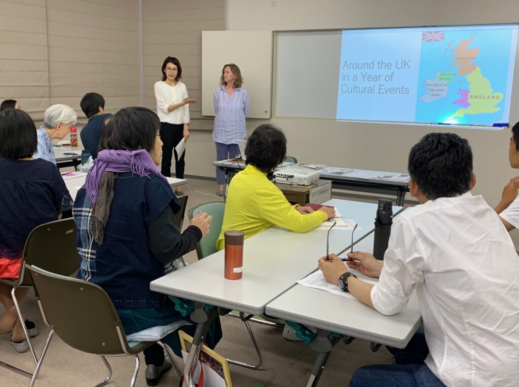 外国人講師による海外文化と英語の講座に参加している様子