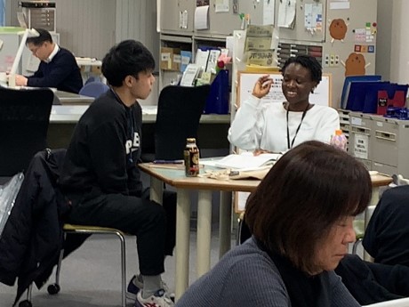 日本語学習者と支援者が向き合って会話している様子