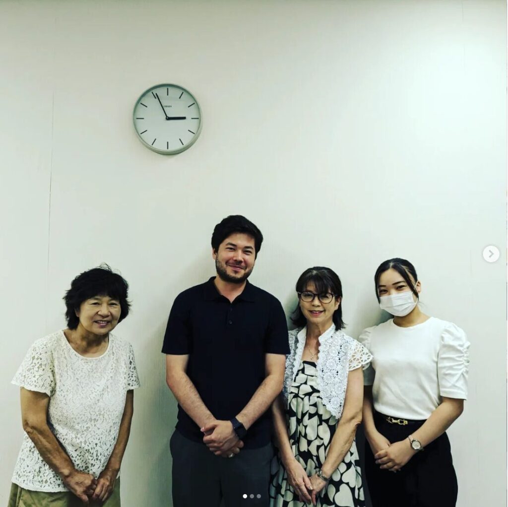 日本語教育インターンシップで活動内容を整理している様子