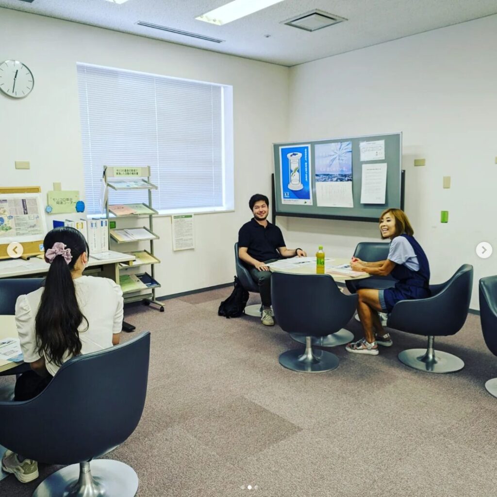 2023年の日本語教育インターンシップで教室運営や広報について学ぶ様子