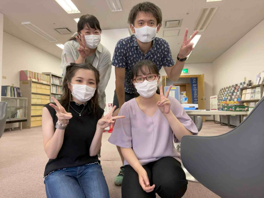 インターン生がイベントや講座運営に関わる様子