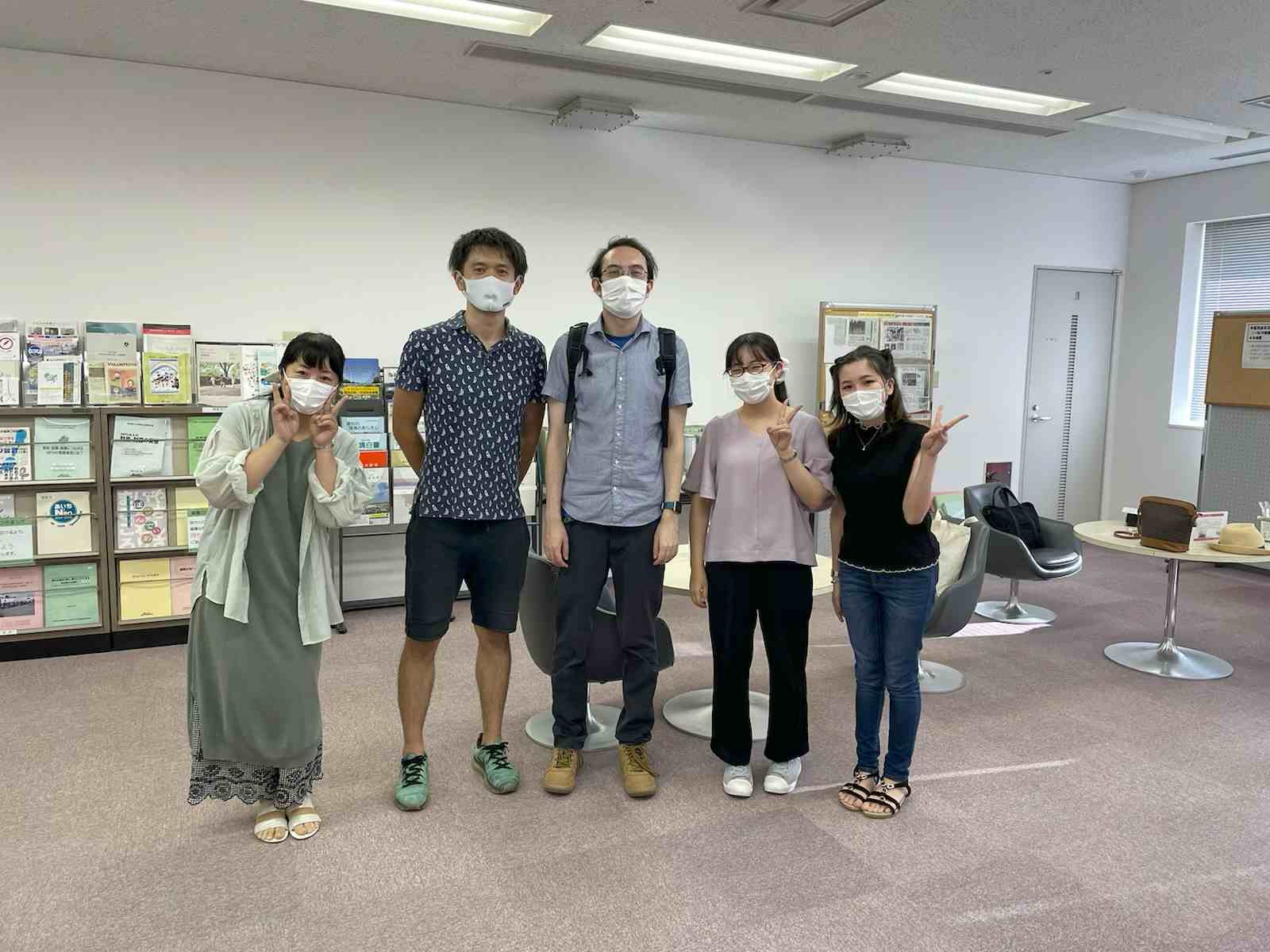 インターン生が活動の中で参加者と交流する様子