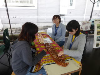 国内NPOインターンシップで交流イベントの活動に参加する様子