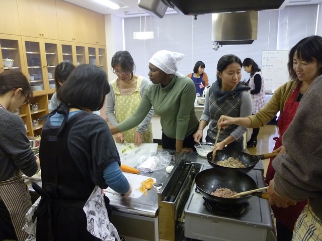 2013年の国内NPOインターンシップで留学生が食育活動に参加する様子