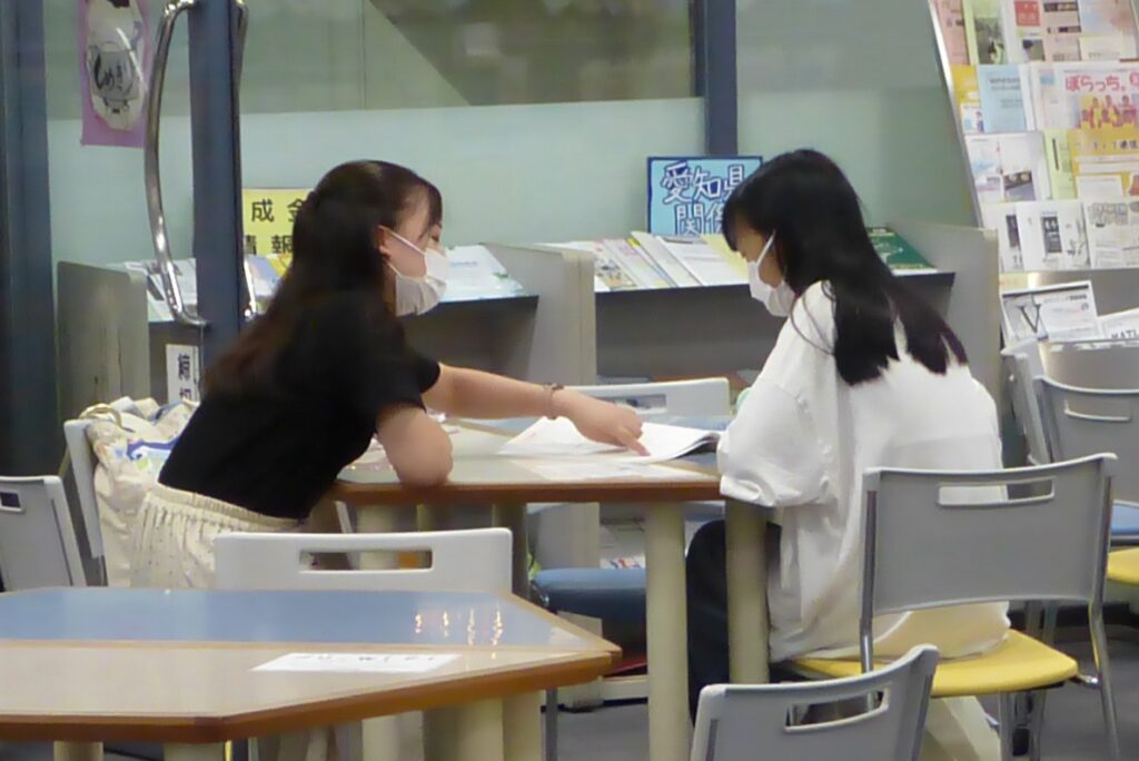 2023年日本語教育インターンシップで日本語ボランティアレッスンに関わる様子