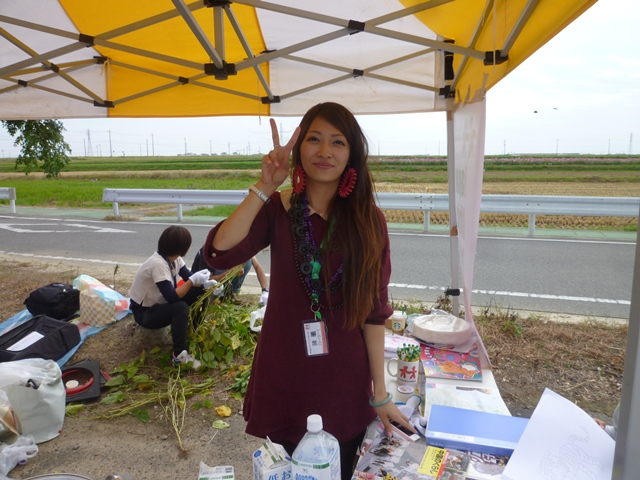 国内NPOインターンシップで屋外の食育活動に参加する留学生の様子