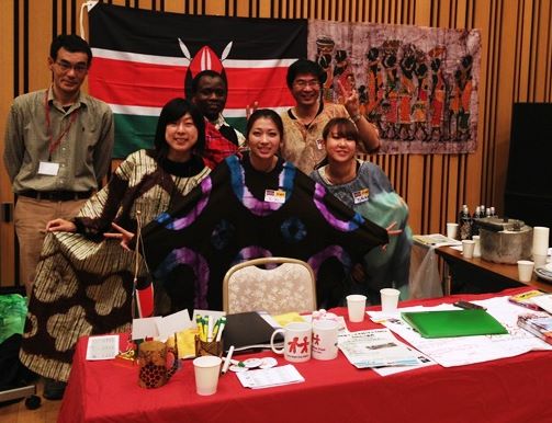 国内NPOインターンシップで多文化共生イベントのブースに参加する様子